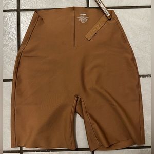 SKIMS Shapewear Dipped Front Mid Thigh Short